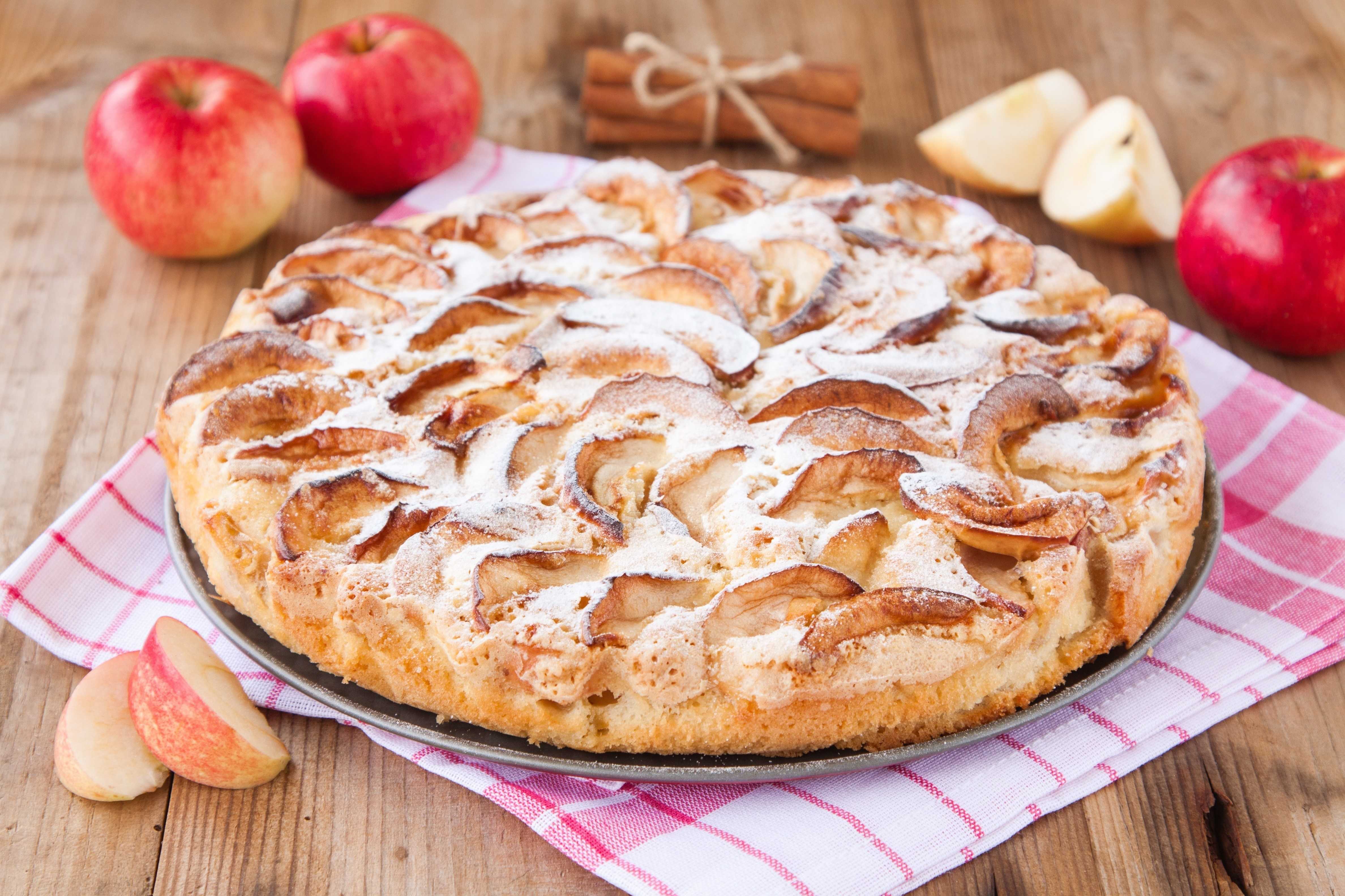Пышная шарлотка с яблоками в духовке