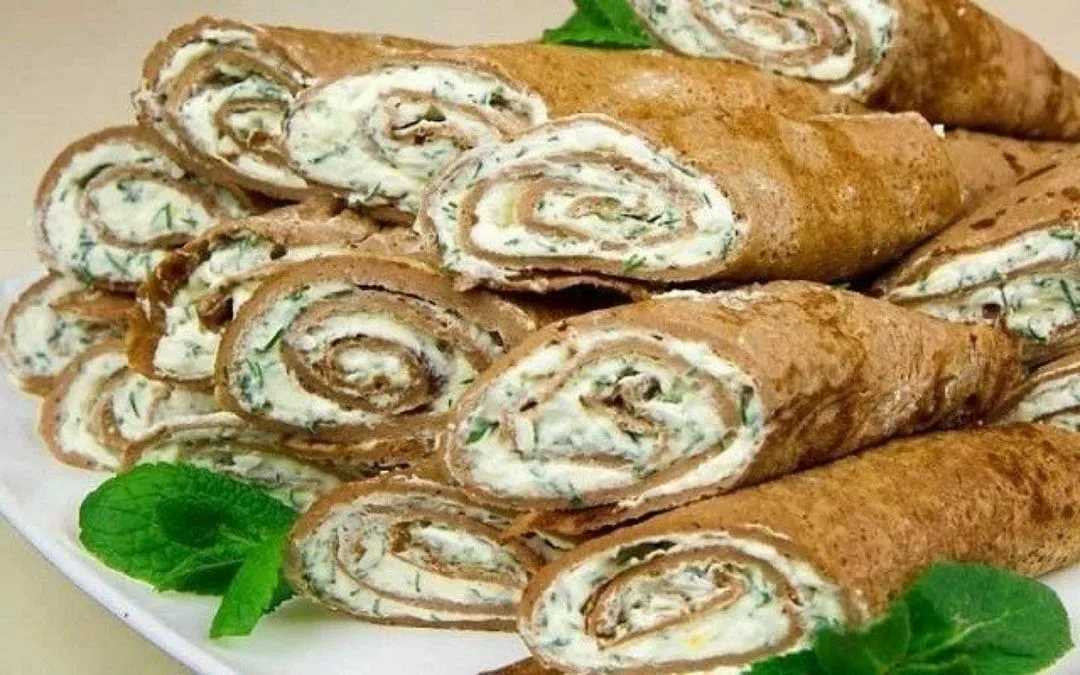 Рулетики печёночные с плавленым сыром, луком и морковью