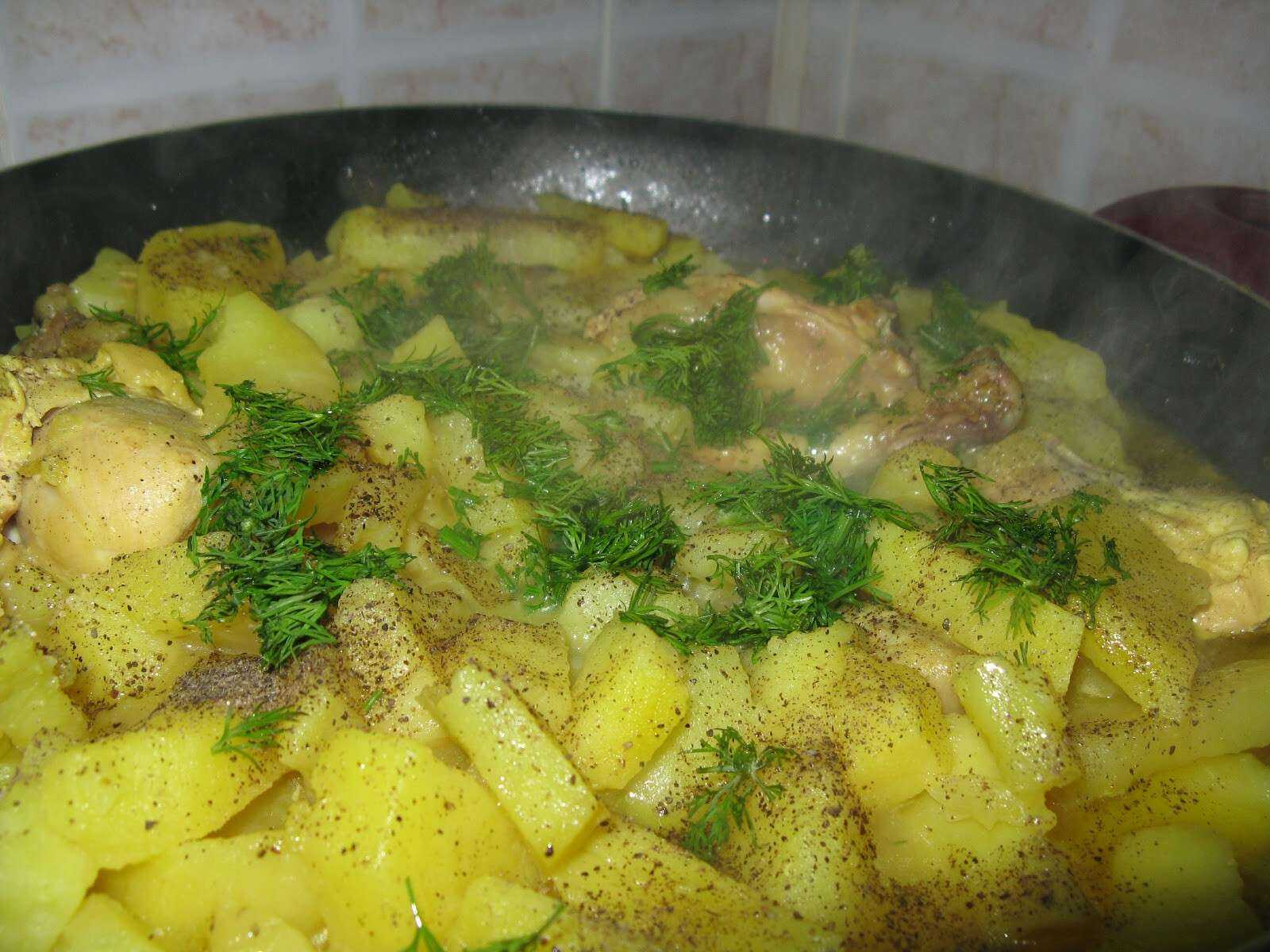 Картофель, тушенный с курицей в сковороде или казане