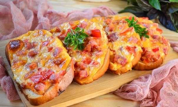 Горячие бутерброды с колбасой, помидорами и сыром на сковороде