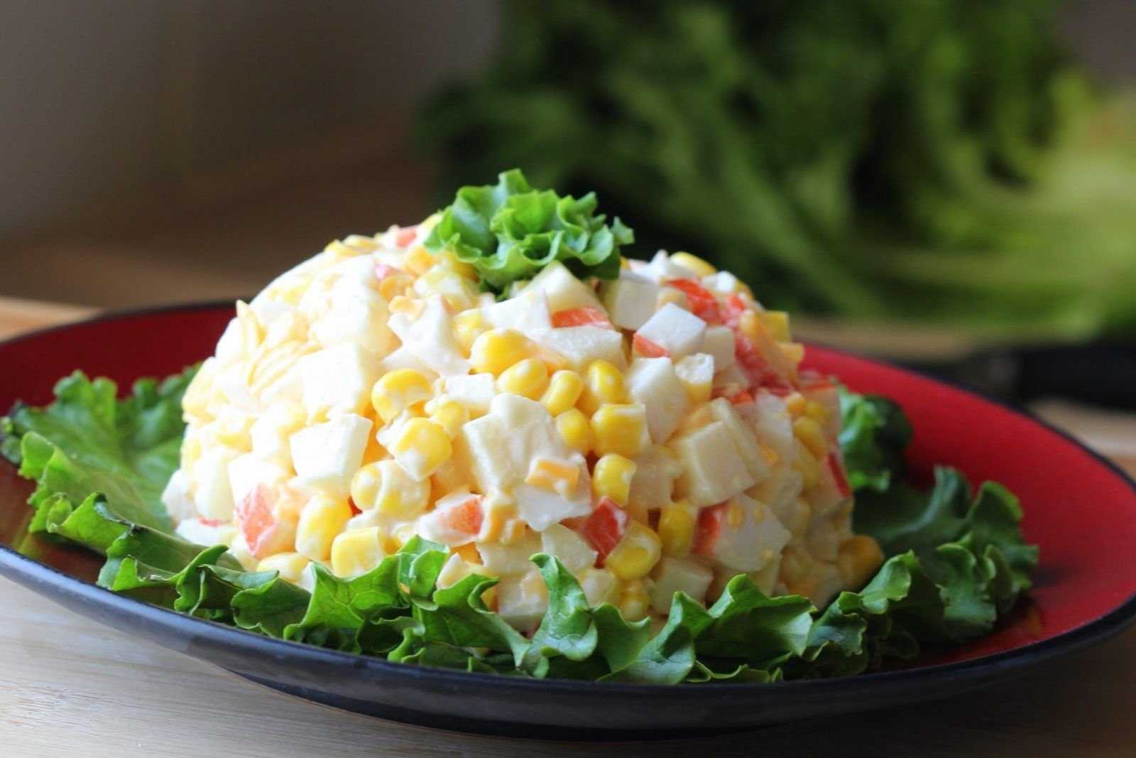 Крабовый салат с огурцом и кукурузой - 5 классических рецептов