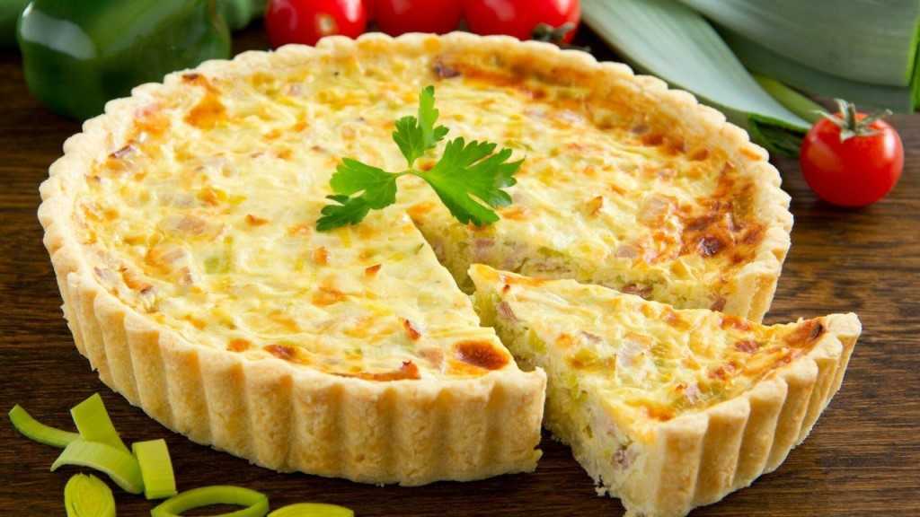 Пирог из слоеного теста с курицей, с грибами, сыром, сочный