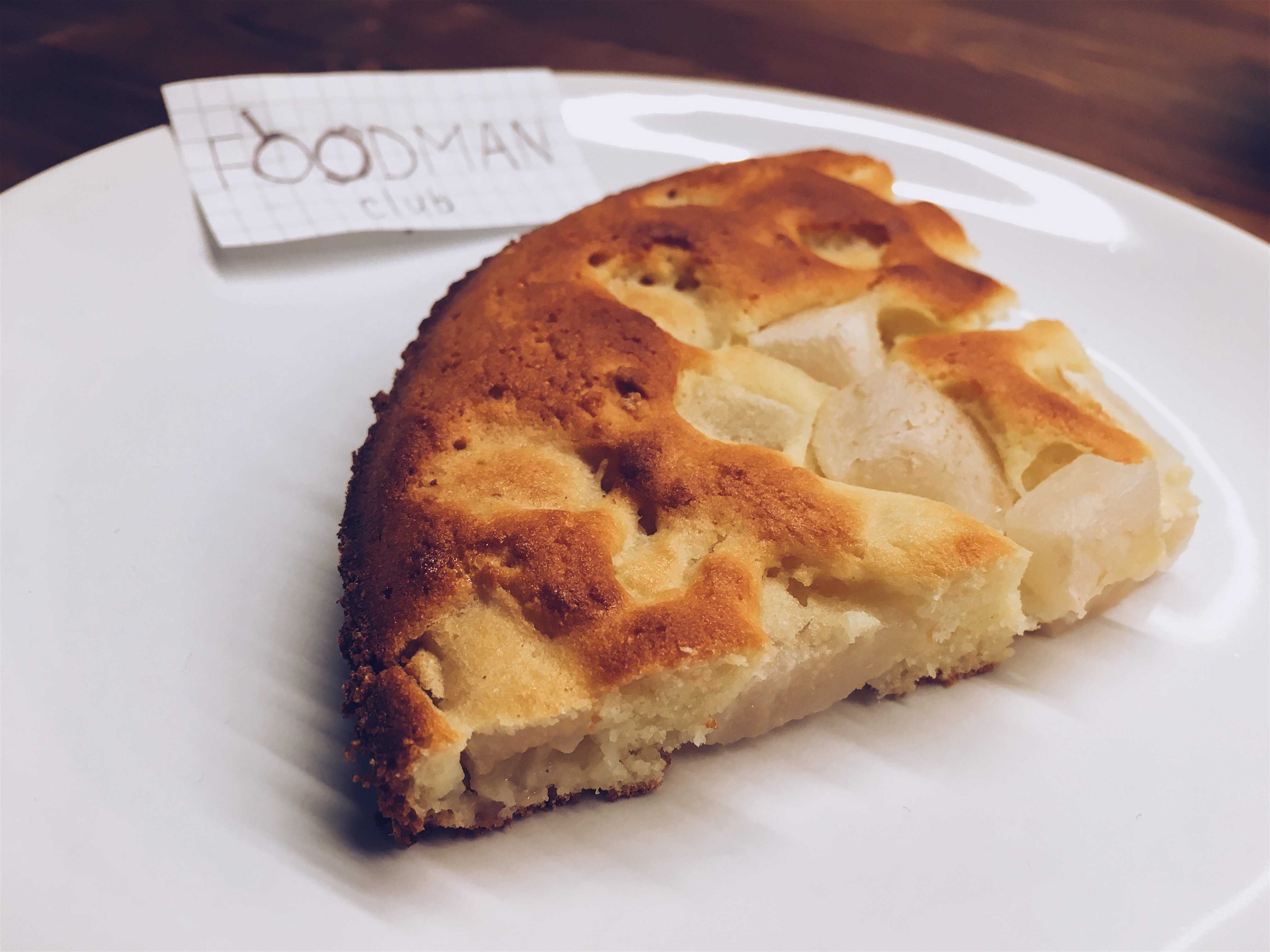 Пышная шарлотка с яблоками и грушами приготовленная в духовке