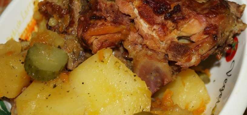 Копченые ребрышки с картошкой в духовке. копченые свиные ребрышки, тушеные с картофелем и овощами