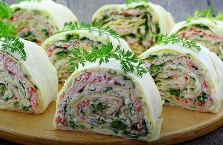 Слоеные пирожки с крабовыми палочками и сыром. пирожки с крабовыми палочками