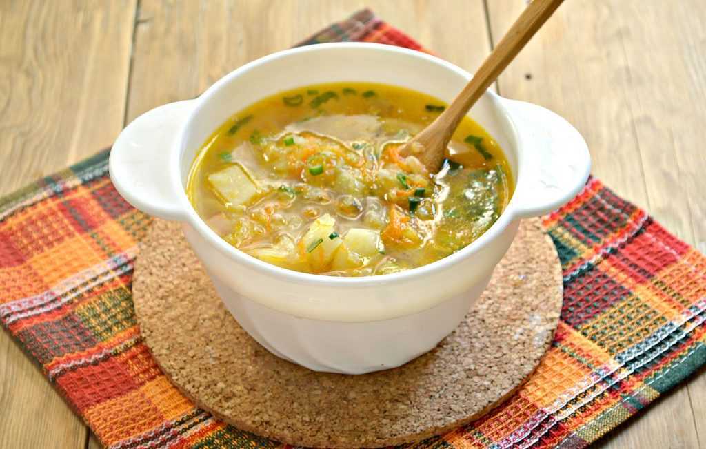 Щи из свежей капусты на курином бульоне