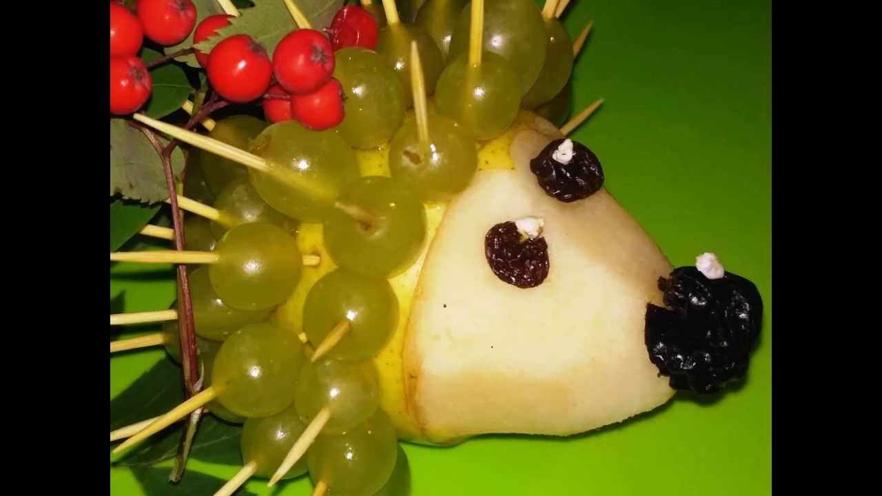 Ежик из груши и винограда фото