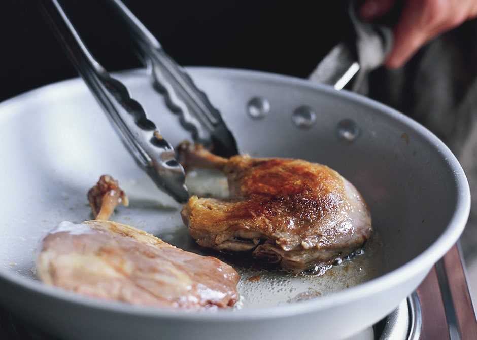 Утка с яблоками жареная кусочками в сковороде: простой рецепт