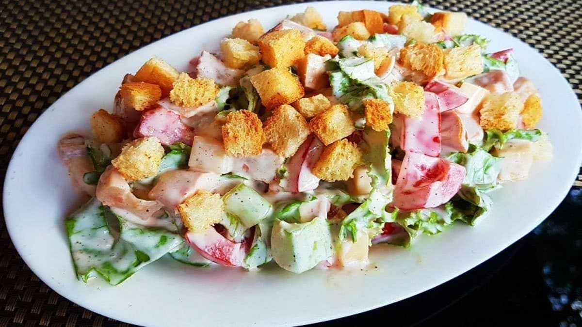 Салат Малибу с курицей и сыром с использованием: листья салата,помидоры,огурцы,филе куриное Салат Малибу с курицей и сыром - вкусное и сытное блюдо Его можно подать на праздничный стол, приготовить для легкого ужина или романтического вечера