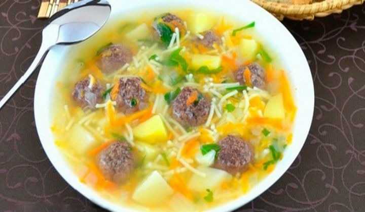 Cуп с фрикадельками рисом и вермишелью