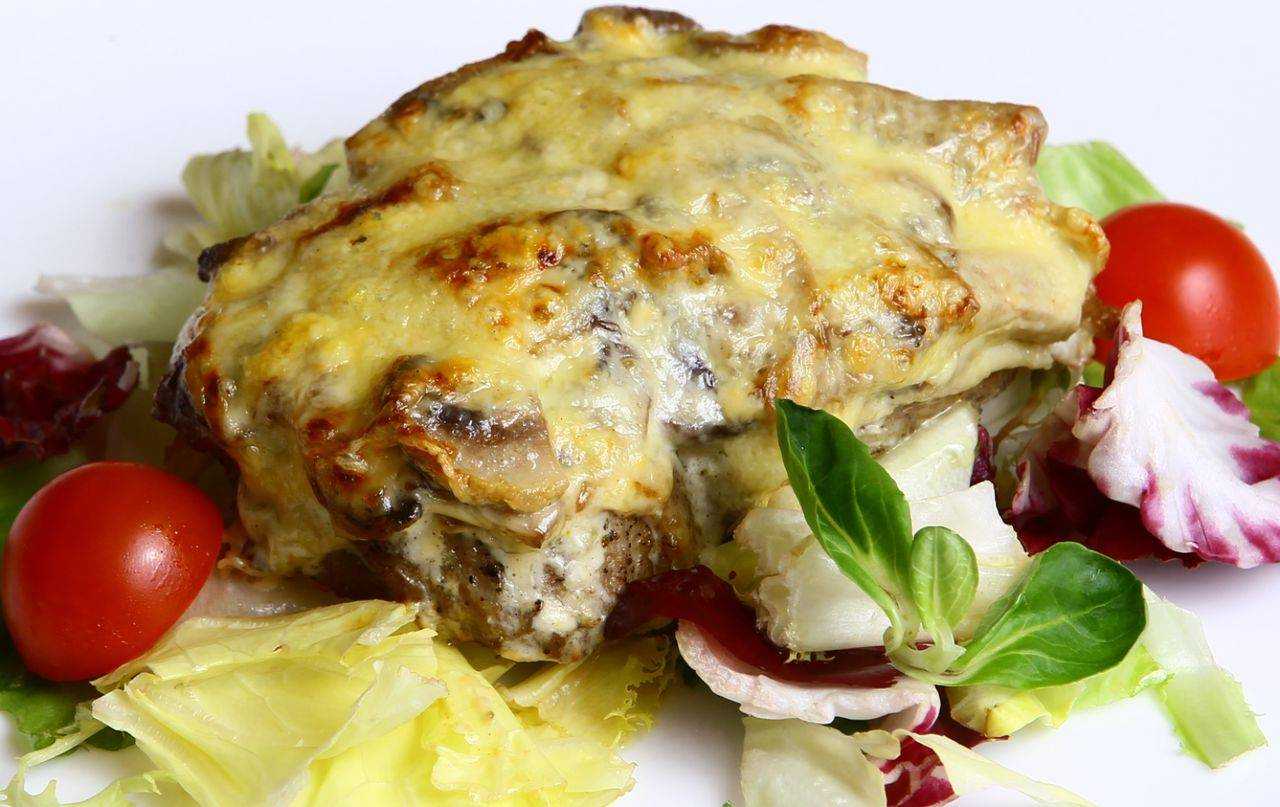 Невероятно нежное и сочное мясо: свинина в горшочке со сметаной