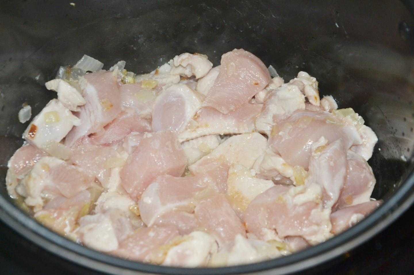 Курица в сметанно-соевом соусе в мультиварке с использованием: курица,сметана,соус соевый темный,лук репчатый Курица в сметанно-соевом соусе в мультиварке готовится в программе тушение Для соуса можно взять жирную сметану и соевый соус