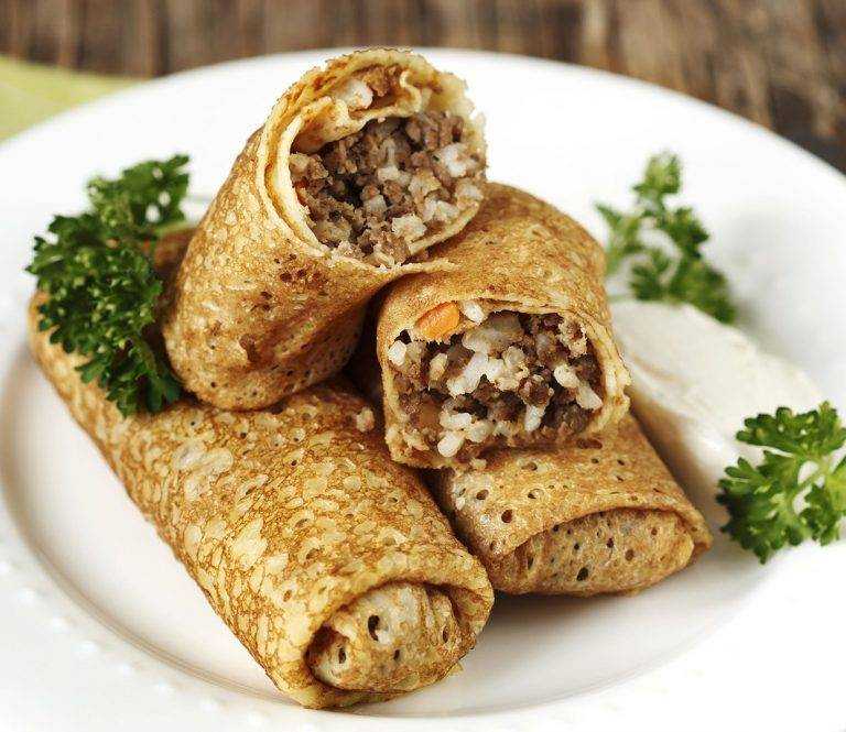 Блины с индейкой и клюквенным соусом