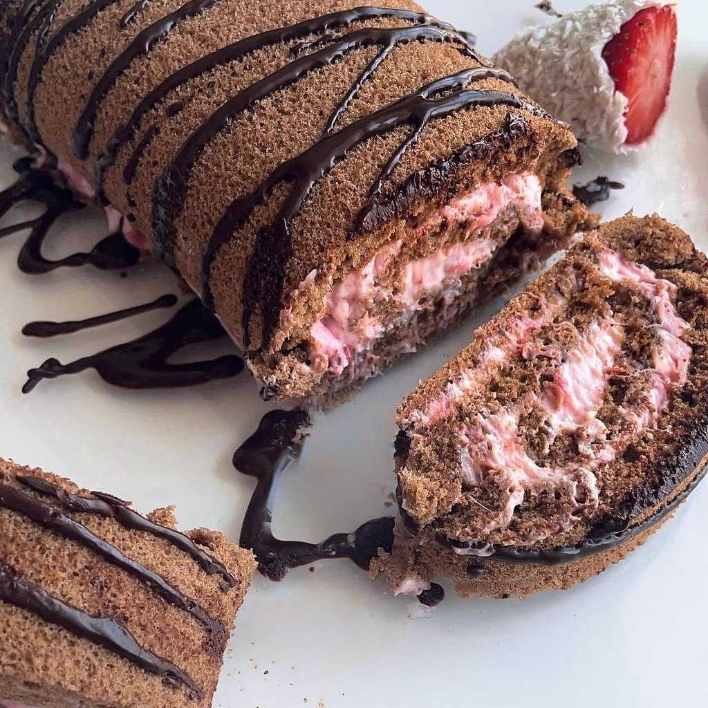 Простой и быстрый бисквитный рулет - вкусный рецепт в домашних условиях