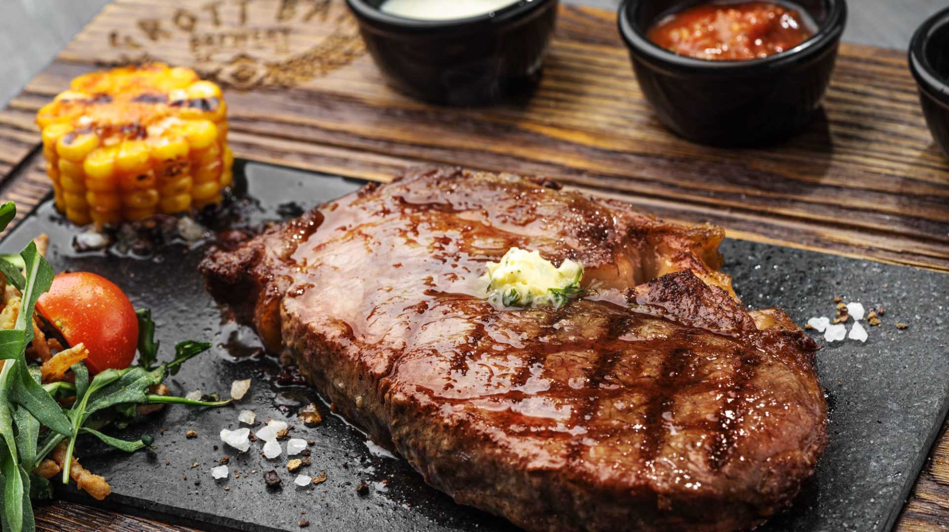 Сочные и вкусные стейки из индейки, жареные на сковороде — рецепты