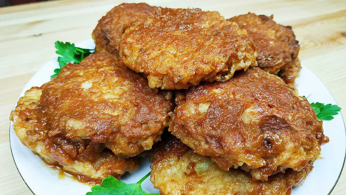 Котлеты Паучки на Хэллоуин с использованием: лук репчатый,морковь,капуста белокачанная,масло растительное для жарки Отличным горячим блюдом на Хэллоуин могут стать котлеты в виде паучков Такие паучки понравятся и взрослым и детям