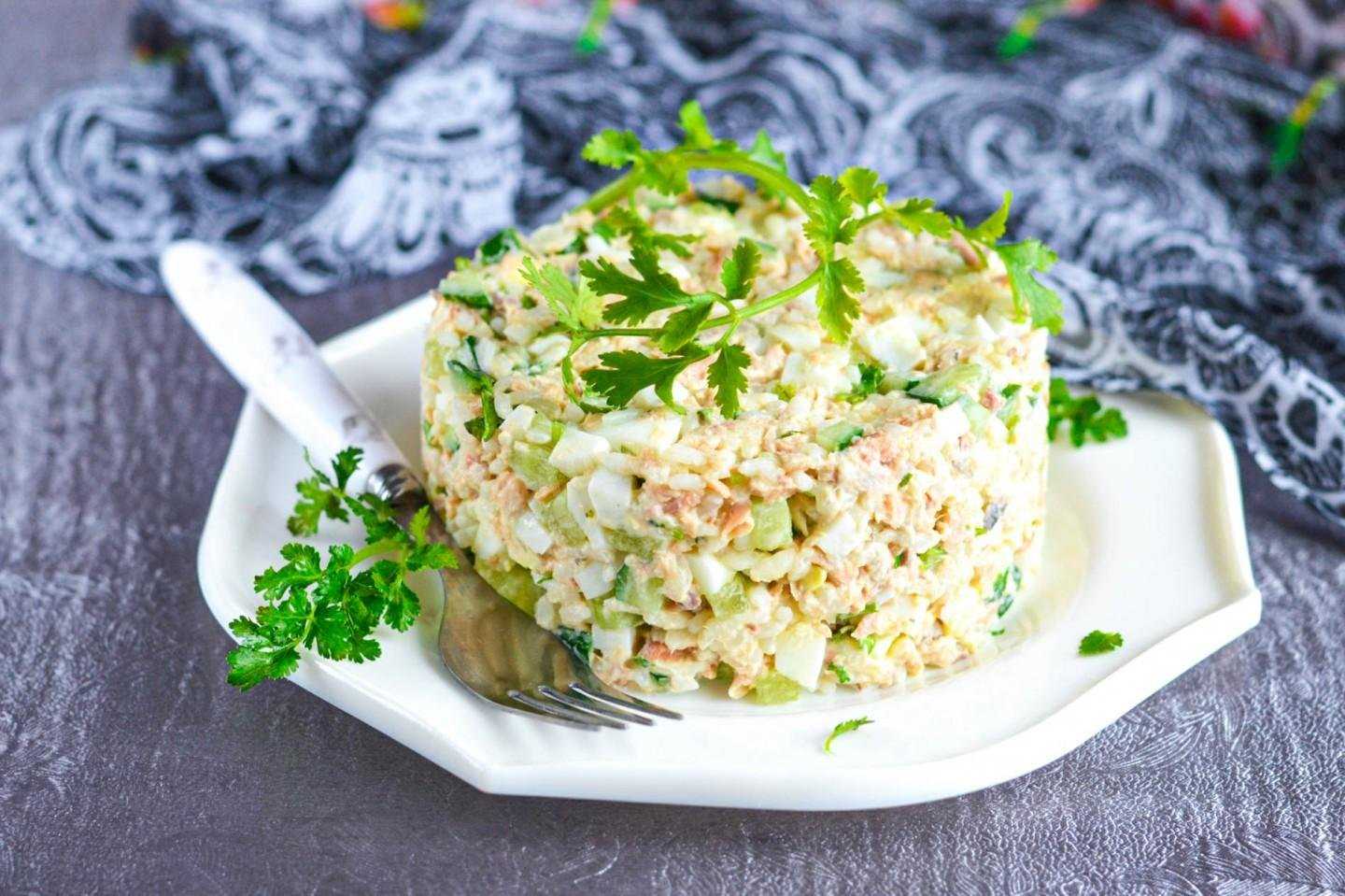 Салат с консервированной сайрой, рисом и яйцами: рецепты