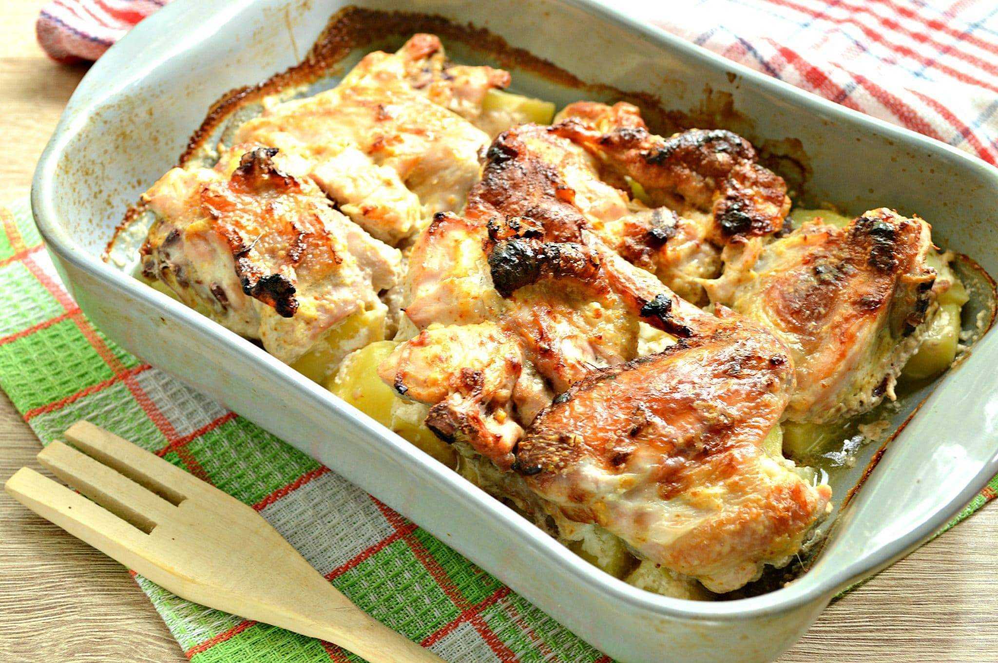 Курица с картошкой в духовке - 8 самых вкусных рецептов