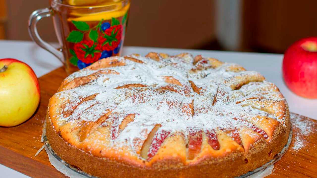 Вкусный заливной яблочный пирог: топ-4 рецепта, тонкости приготовления
