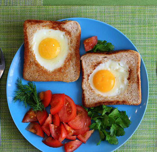 Как приготовить завтрак из черствого хлеба и яиц - со вкусом