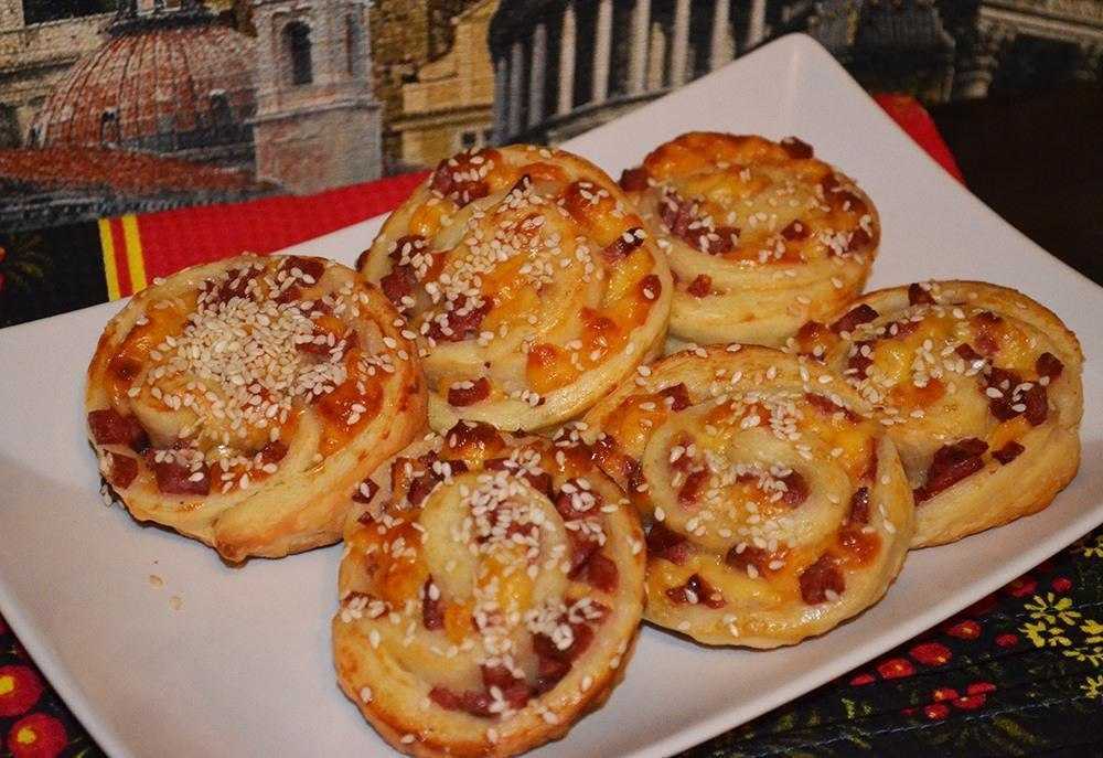 Булочки с колбасой и сыром. пошаговый рецепт с фото