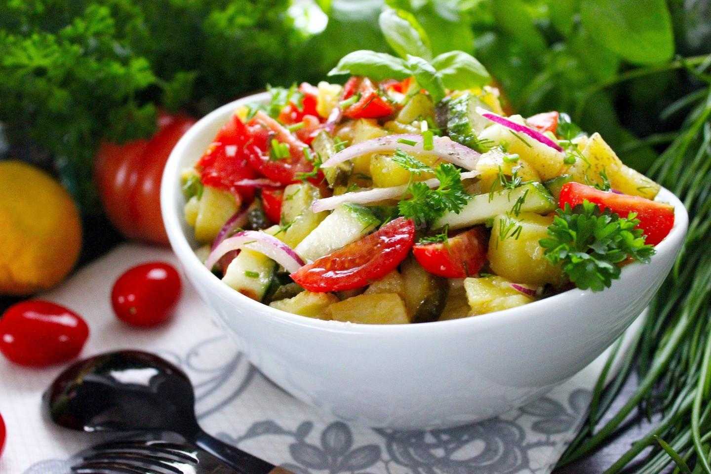 20 простых салатов из яиц и огурцов