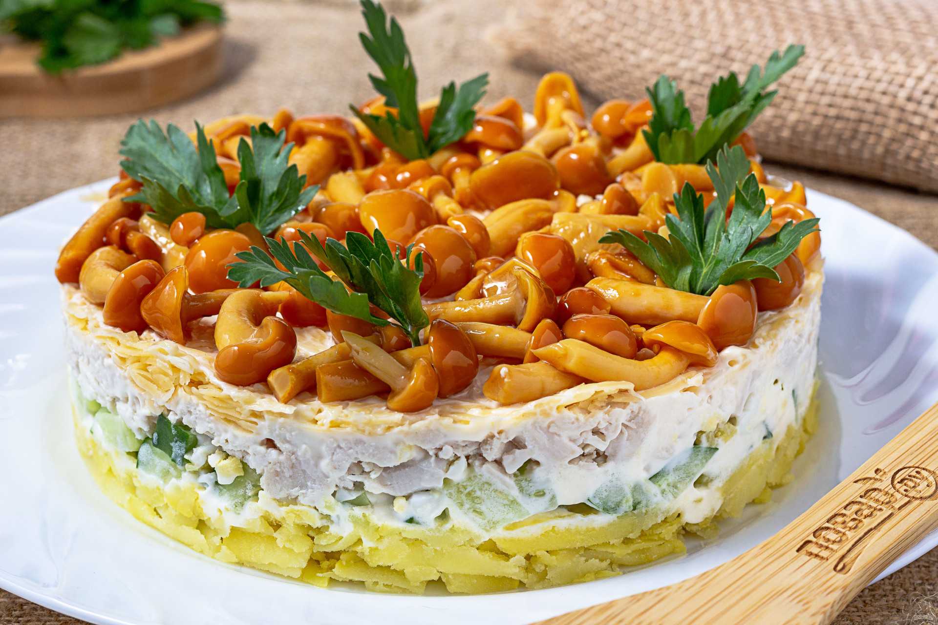 20 салатов с курицей и сыром, которые украсят любой стол
