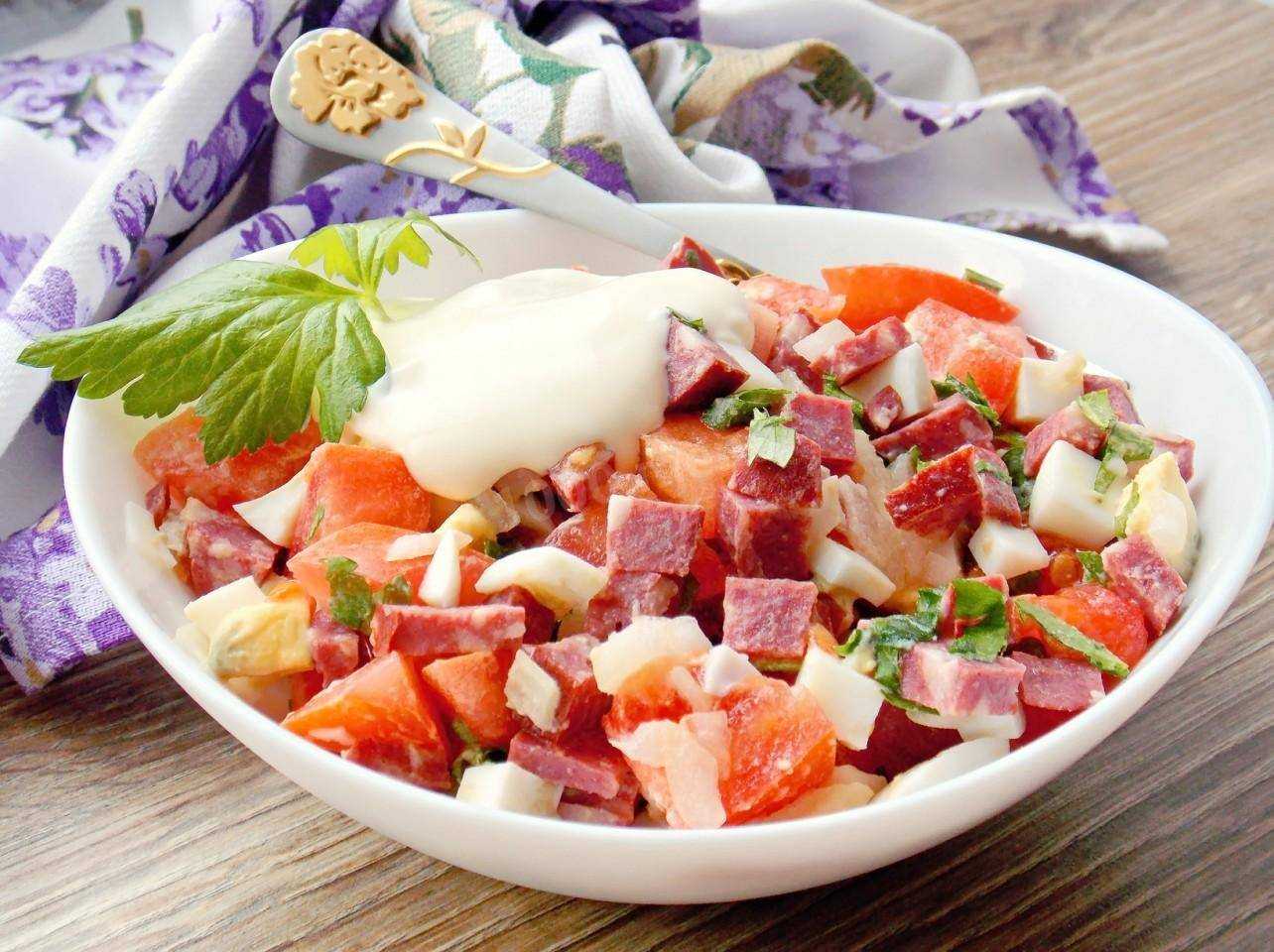 Салат с колбасой, сыром и яйцом с использованием: колбаса вареная,сыр твердый,яйца вареные,майонез Салат с колбасой, сыром и яйцом сервируется слоями Для такого салата можно брать не только вареную, но и копченую колбасу