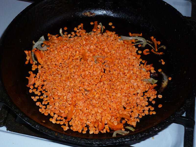 Гарнир с насыщенным вкусом: красная чечевица с овощами в мультиварке
