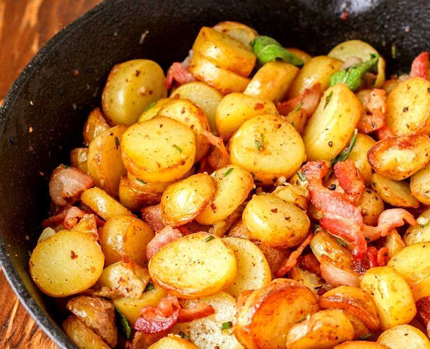 Салаты с жареной картошкой. рецепты вкусных салатов с жареным картофелем соломкой