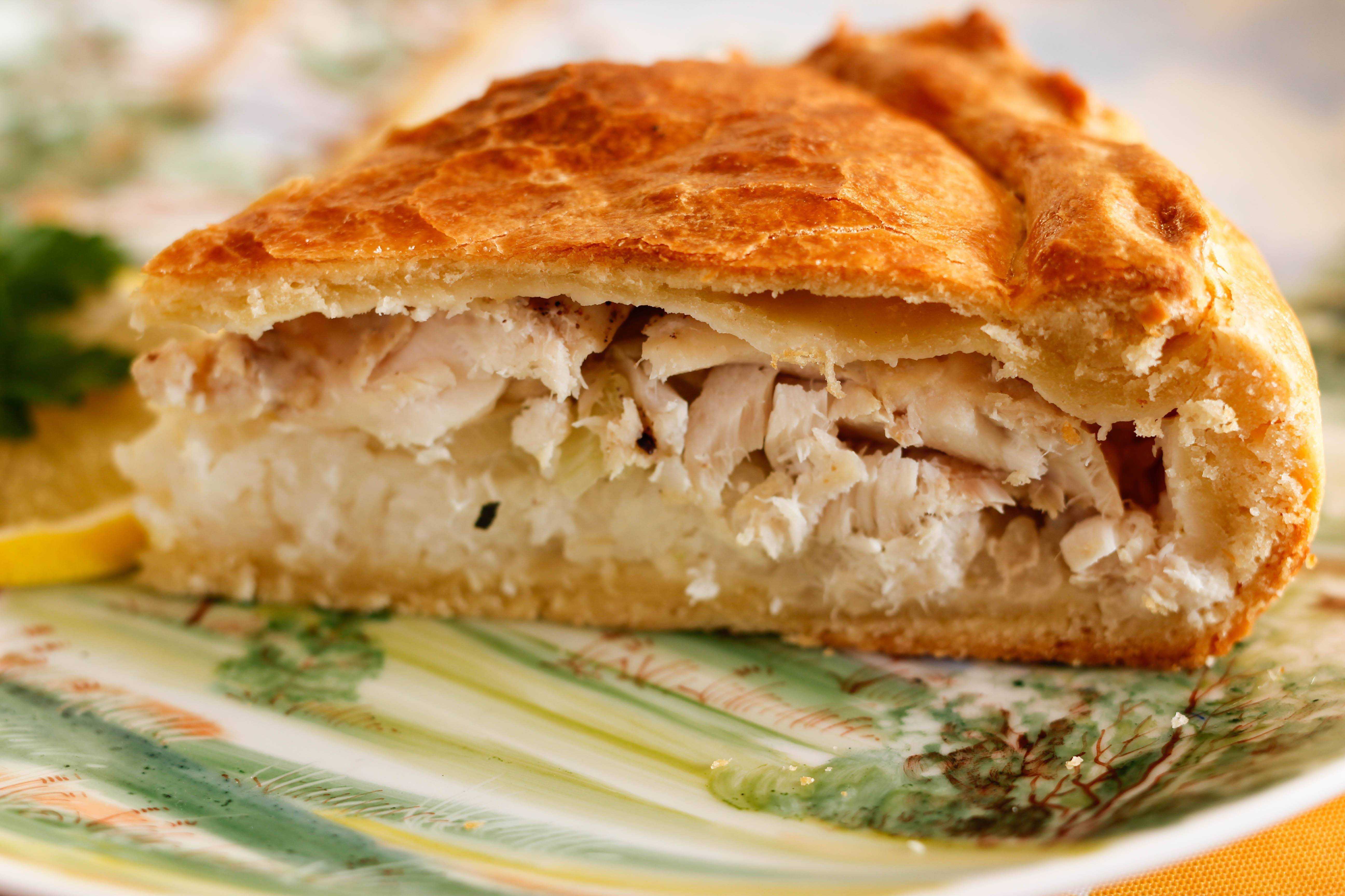 Пирог с мясом и картошкой из слоеного теста