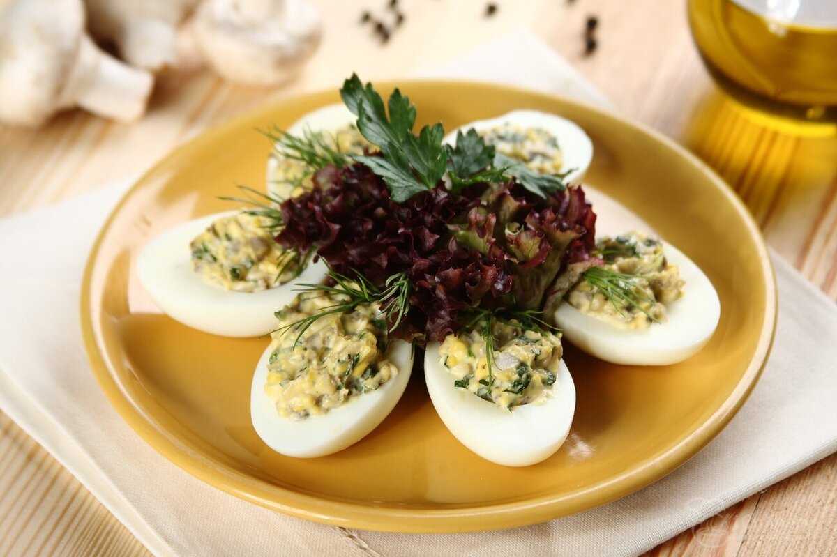 Яйца фаршированные грибами (шампиньонами, сухими, маринованными)