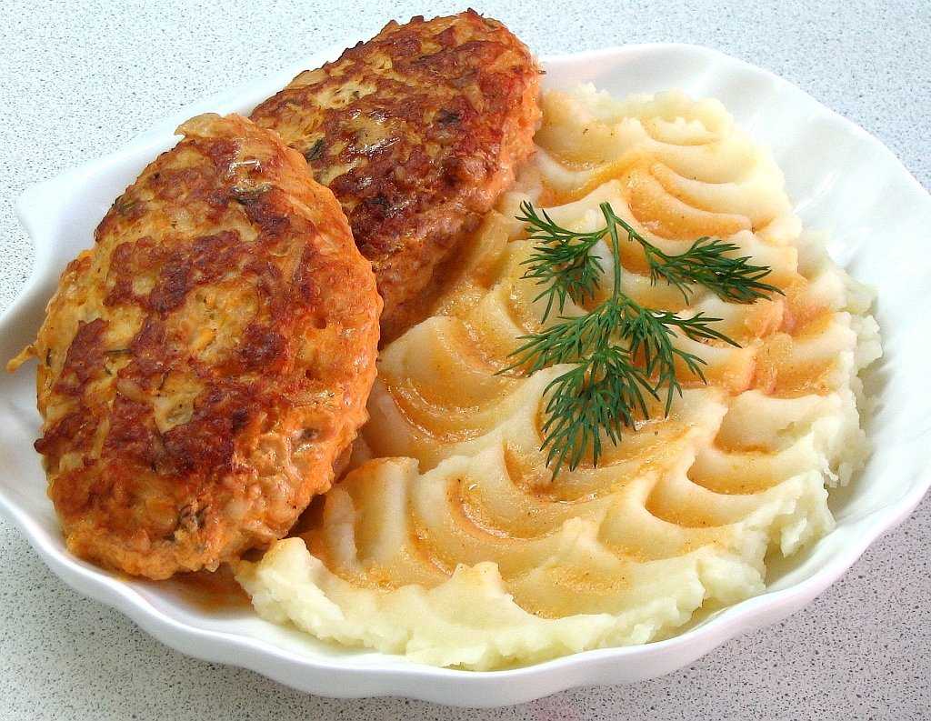 Сочные котлеты из куриного фарша, жаренные на сковороде – 9 очень вкусных рецептов