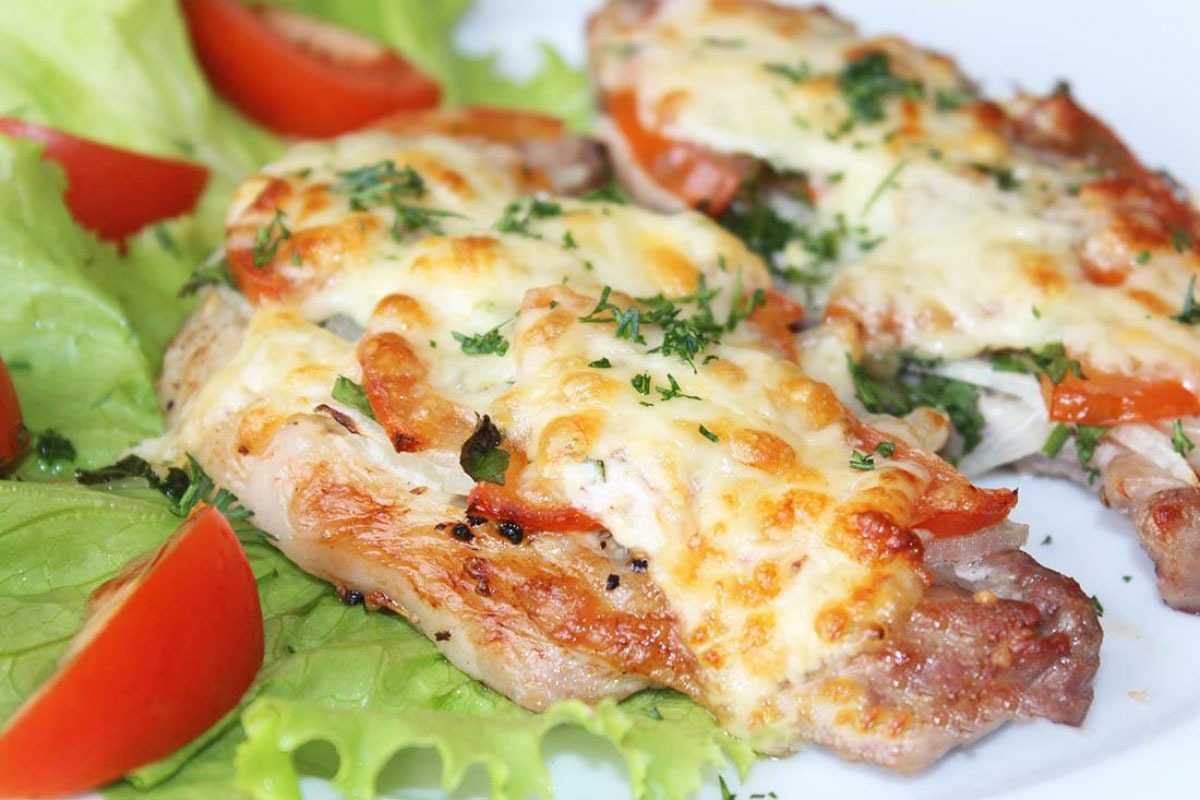 Отбивные в картофельной шубе с использованием: свинина,яйца куриные,картофель,мука Сытный обед украсят роскошные свиные отбивные в картофельной шубке Рецепт редко используется хозяйками
