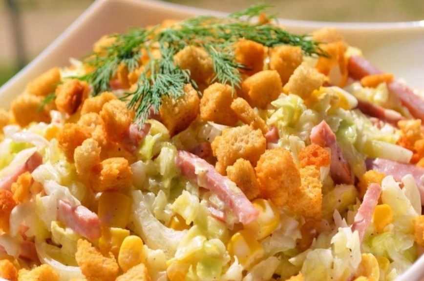 Салат с консервированным тунцом: 8 очень вкусных и простых рецептов