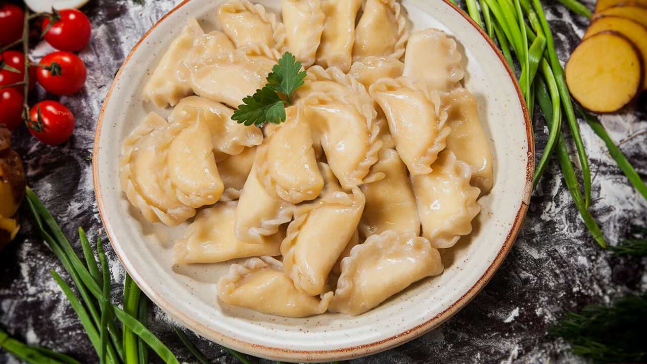 Вкусное тесто для вареников с картошкой — рецепты, чтобы не разваривались