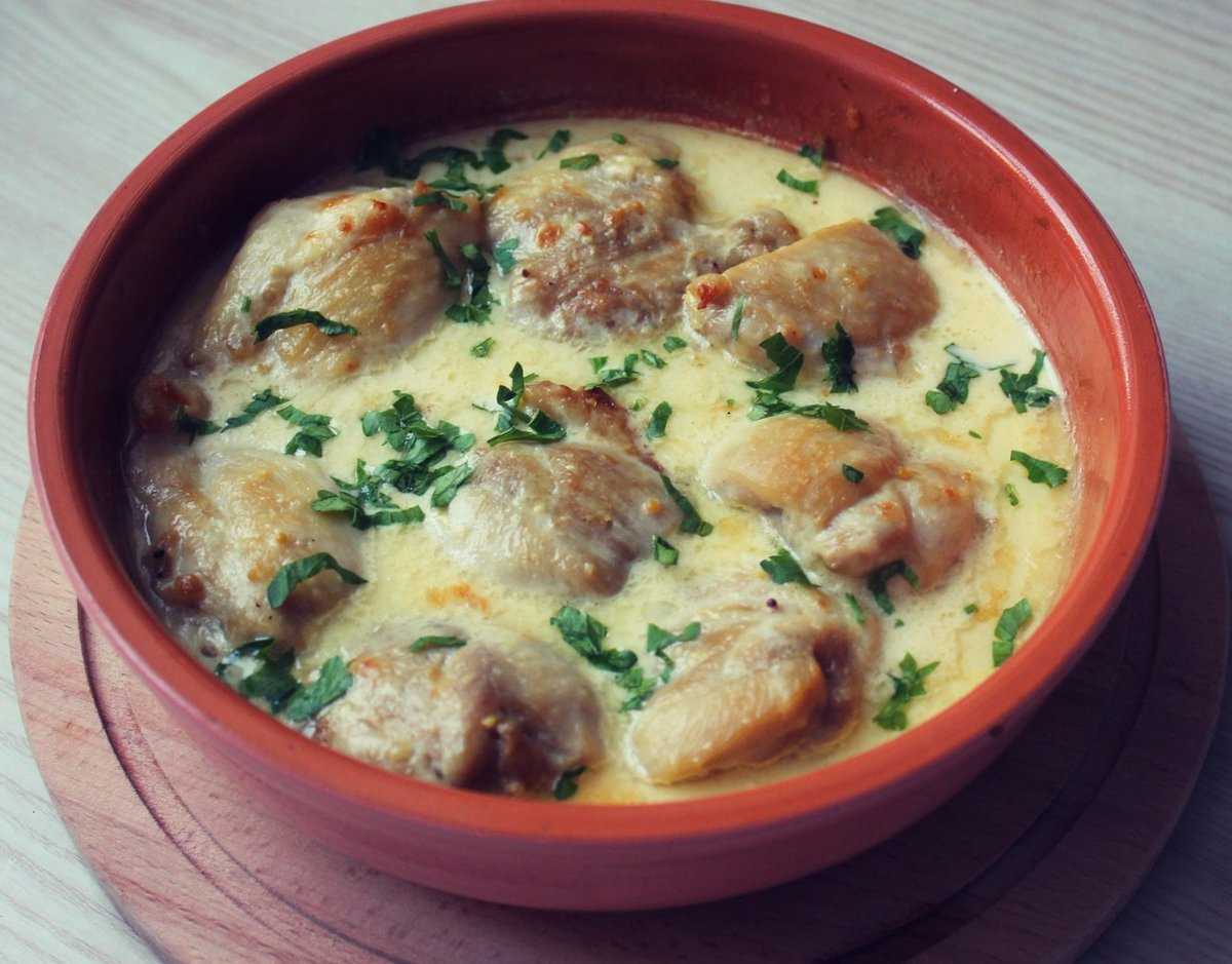 Курица тушеная на сковороде — 9 простых и вкусных рецептов