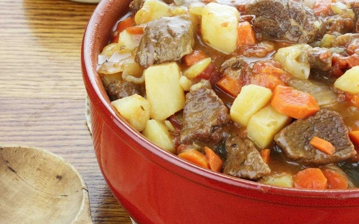 Тушеная картошка с мясом в кастрюле – простые и вкусные рецепты