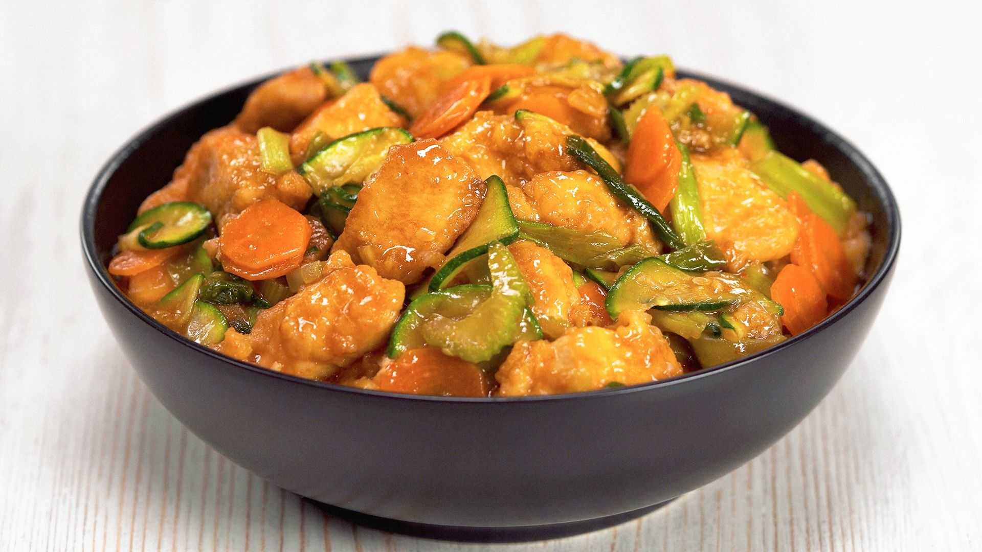 Тушеные кабачки с курицей с использованием: бедра куриные,лук репчатый,чеснок,кабачки молодые Тушеные кабачки с курицей можно подавать к обеденному столу Для приготовления данного блюда подходят свежие или замороженные кабачки