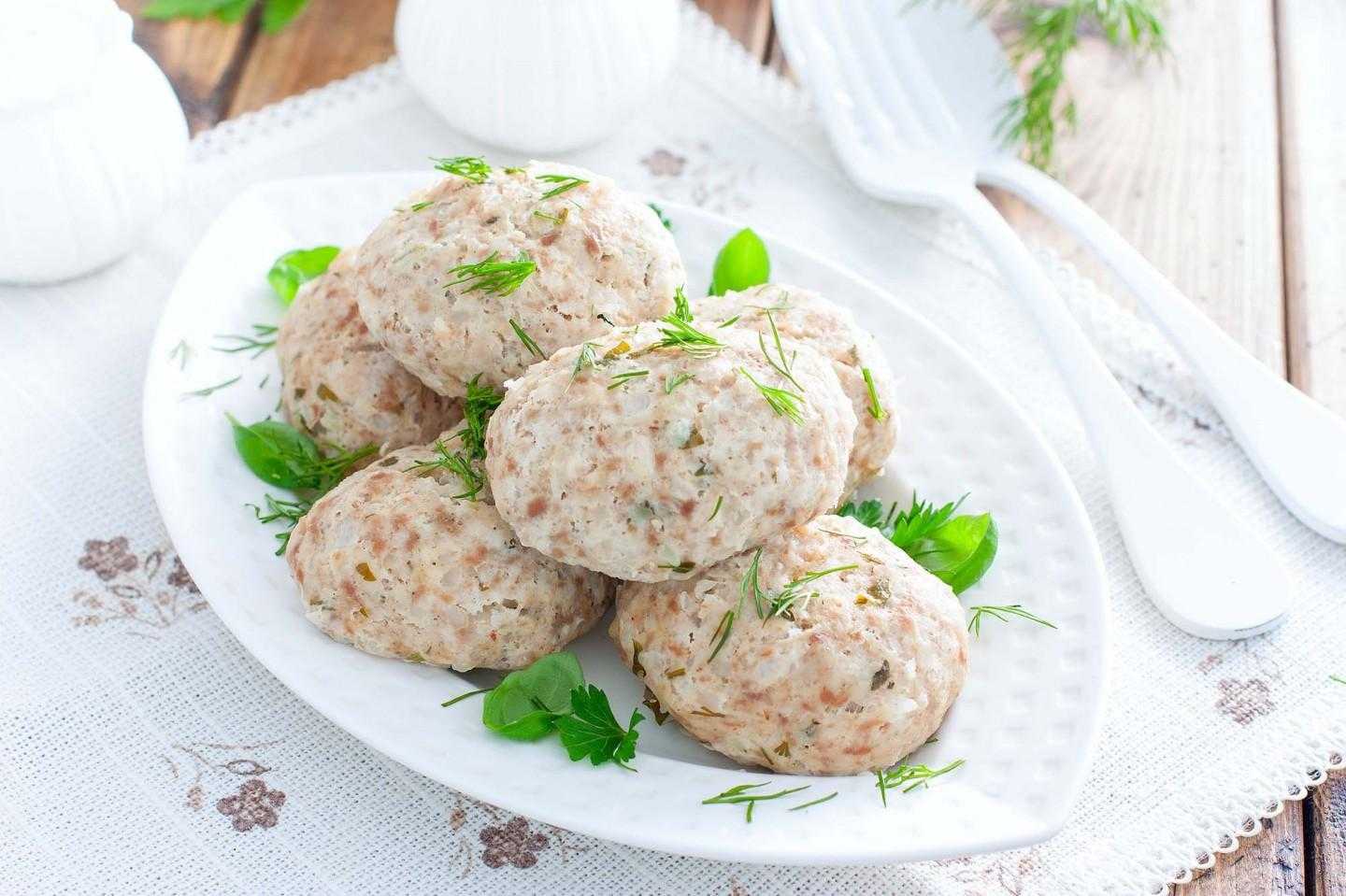 Котлеты из индейки с яблоками с использованием: фарш индейки,хлопья овсяные,яйца куриные,сыр Иногда, проверенные годами рецепты из доступных продуктов, гораздо лучше всяких модных новинок Котлеты из индейки с яблоками делала еще моя бабушка