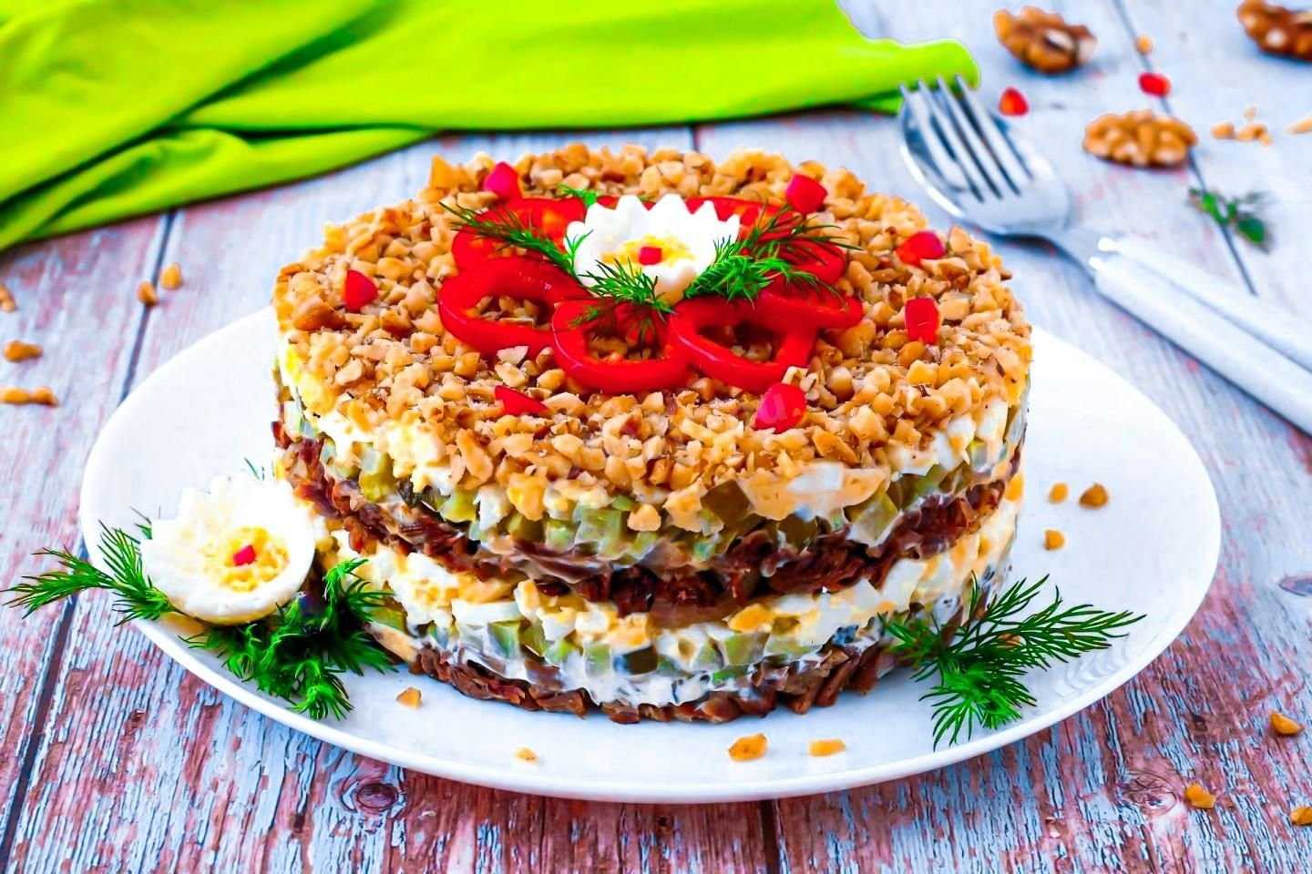 Салат «каприз» с языком, ветчиной и грибами: 4 рецепта