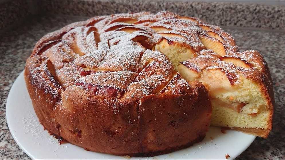 Шарлотка пышная с яблоками в духовке: бабушкин рецепт выпечки