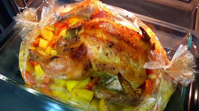 Готовим вкусные куриные бедра в духовке с ломтиками картошки — самые удачные рецепты