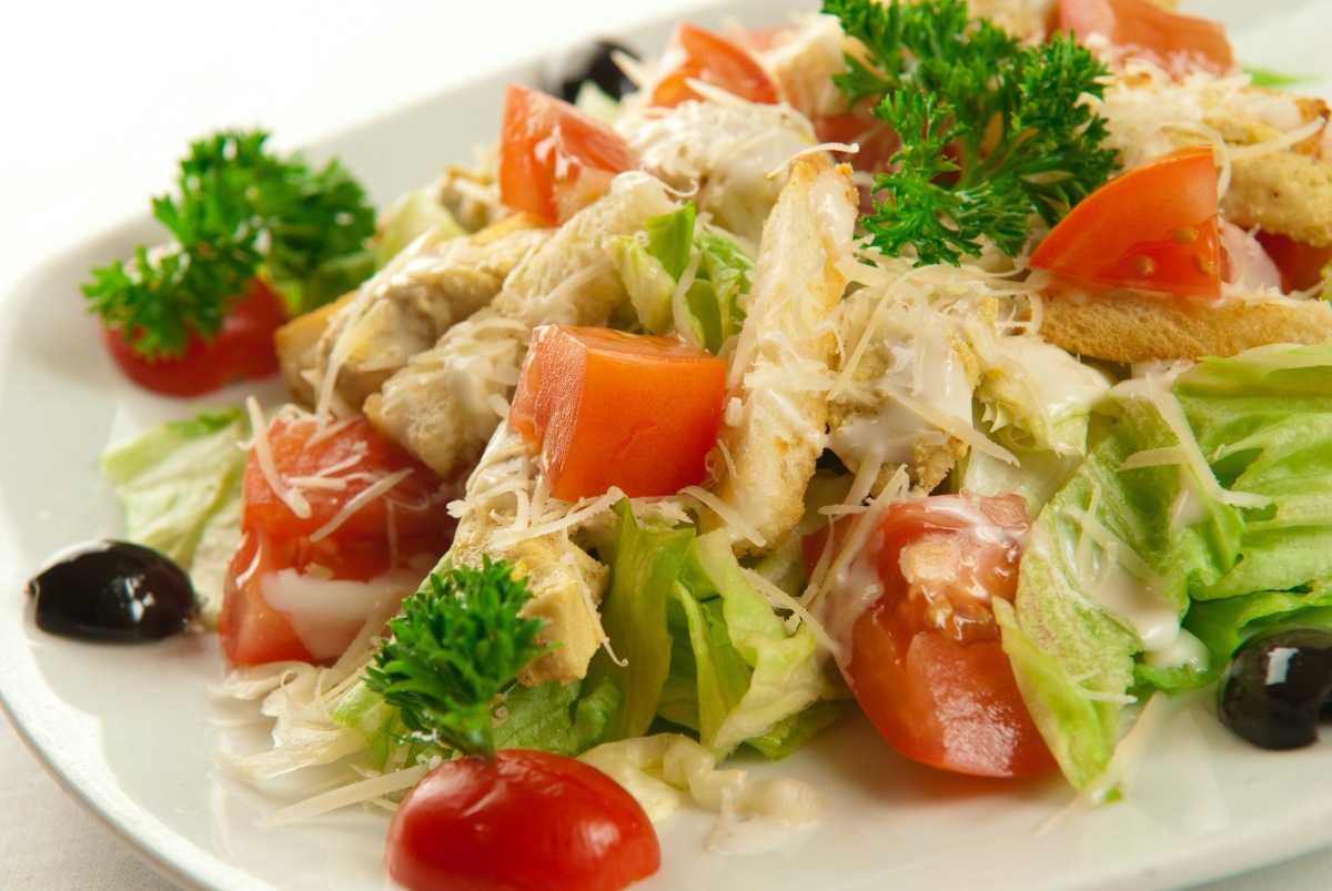 Салат цезарь с курицей классический. 3 простых рецепта с фото пошагово — тортомарафон
