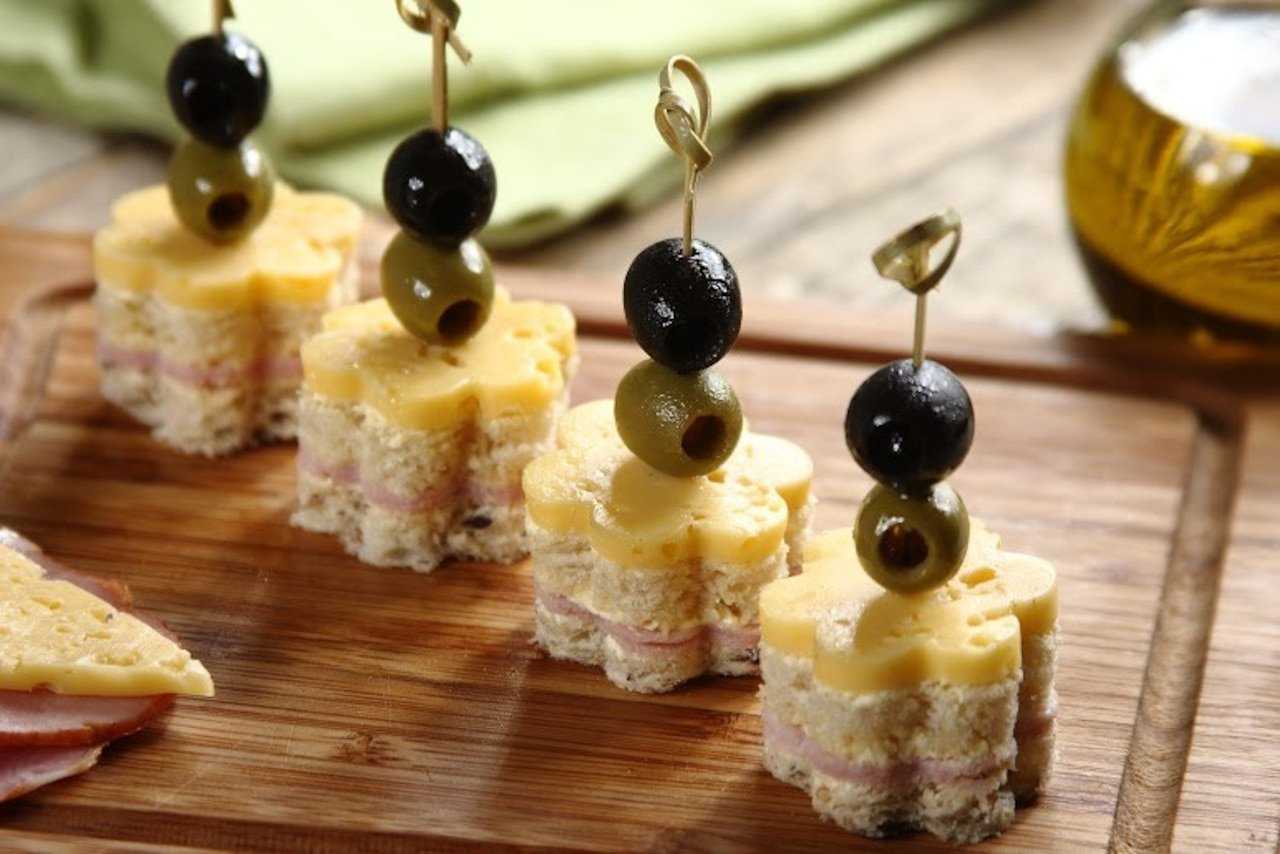 Канапе на шпажках на праздничный стол: 11 простых и вкусных рецептов