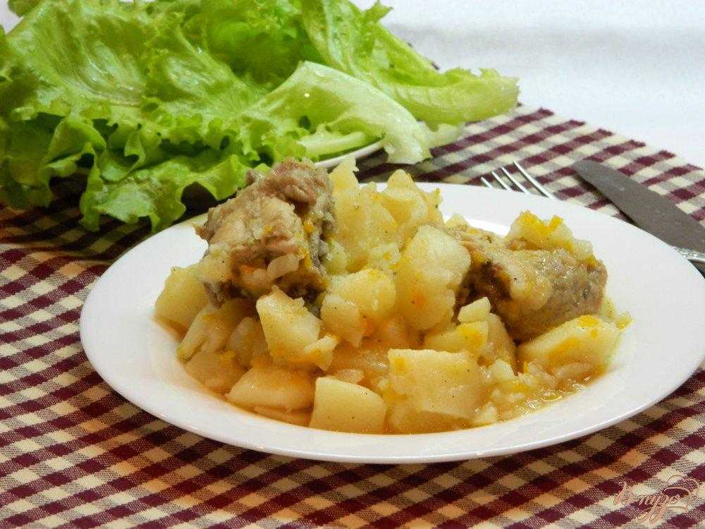 Жареная курица на сковороде с картошкой. жареная картошка с куриной грудкой