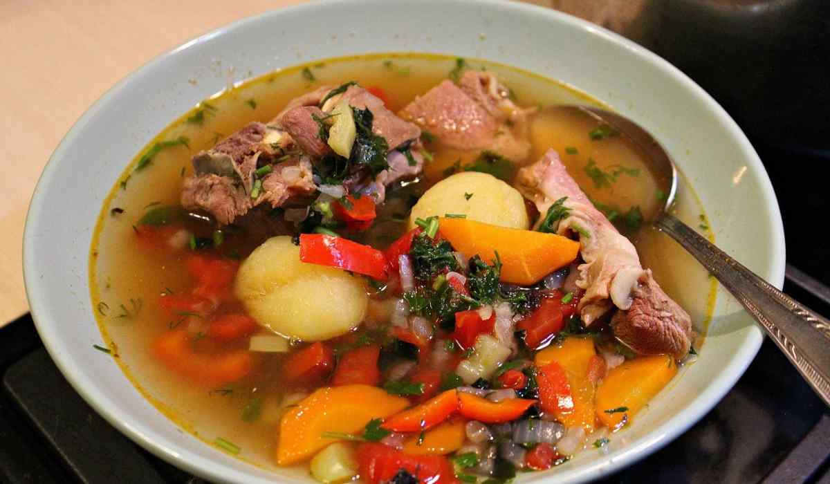Густой суп из говядины, картофеля, моркови, лука и специй в казане с использованием: говядина,картофель,лук репчатый,морковь Этот густой мясной суп получается даже не как суп, а как рагу Соотношение мяса и картофеля в нем примерно одинаковое