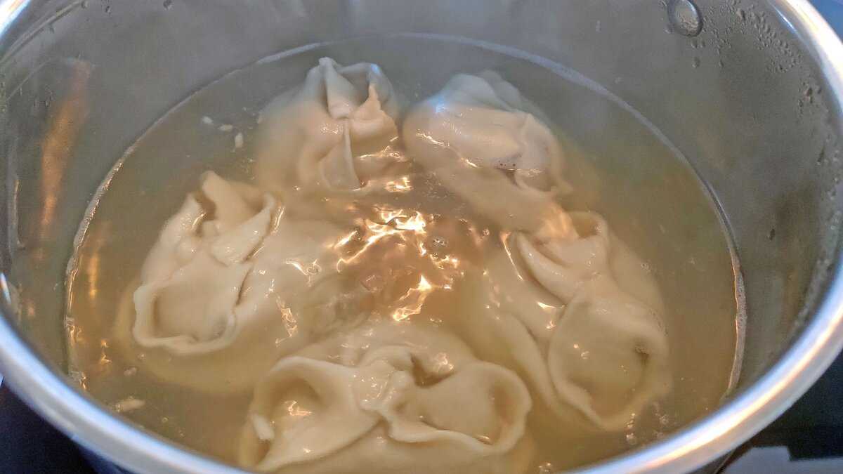 Как и сколько варить манты в кастрюле после закипания в воде и на пару