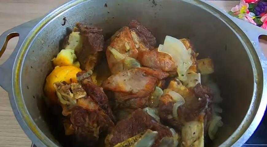 Копченые ребрышки с картошкой в духовке. копченые свиные ребрышки, тушеные с картофелем и овощами
