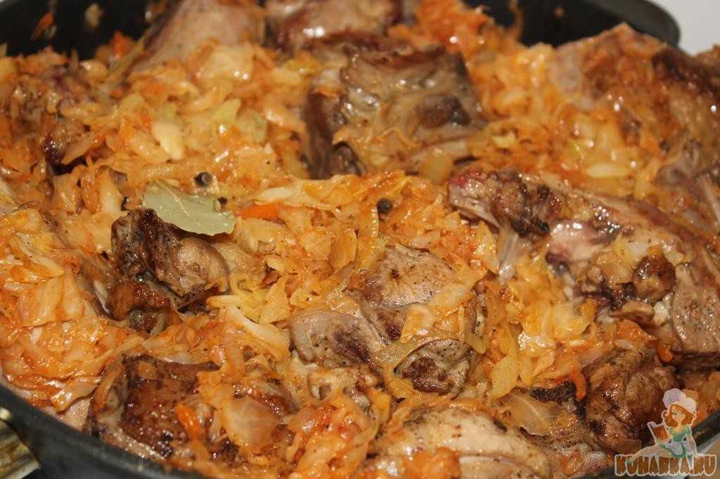 Фаршированная утка в духовке целиком с квашеной капустой и яблоками